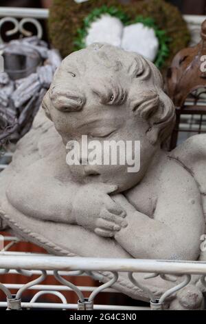 Piccolo angelo decorativo in pietra figurine Foto Stock