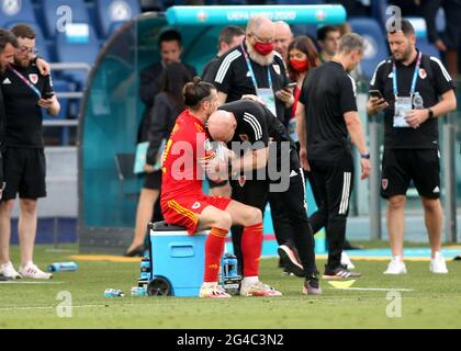 Rob Page (a destra), responsabile del custode del Galles, abbracca Gareth Bale alla fine della partita UEFA Euro 2020 del Gruppo A allo Stadio Olimpico di Roma. Data immagine: Domenica 20 giugno 2021. Foto Stock