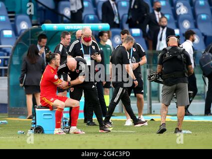 Rob Page (a destra), responsabile del custode del Galles, abbracca Gareth Bale alla fine della partita UEFA Euro 2020 del Gruppo A allo Stadio Olimpico di Roma. Data immagine: Domenica 20 giugno 2021. Foto Stock