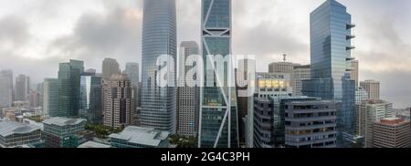 Panorama del quartiere finanziario di San Francisco con nebbia estiva che rotola attraverso il tetto dell'edificio degli appartamenti. Foto Stock