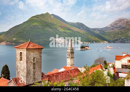 Vista sulla città di Perast con le torri della chiesa e le isole sullo sfondo nella baia di Kotor, Montenegro. Foto Stock