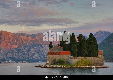 Isola di San Giorgio e monastero nella città costiera di Perast, Montenegro Foto Stock