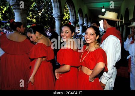 MESSICO, CITTÀ DI MERIDA (PENISOLA DELLO YUCATAN), DANZA FOLKLORIC SU PIAZZA MAYOR Foto Stock