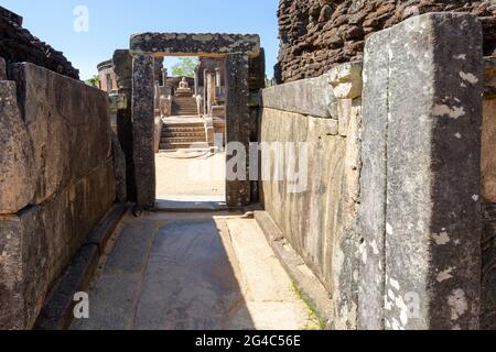 Resti di templi buddisti nell'antico sito di Polonnaruwa in Sri Lanka Foto Stock