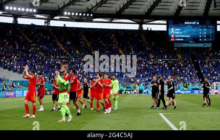 ROMA, ITALIA - GIUGNO 20: Rob Page Head Coach of Wales saluta con i suoi giocatori, durante il Campionato UEFA Euro 2020 Gruppo A match tra Italia e Galles allo Stadio Olimpico il 20 giugno 2021 a Roma, Italia. (Foto di MB Media/BPA) Foto Stock