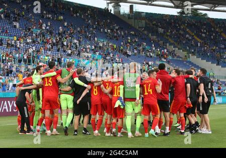 ROMA, ITALIA - GIUGNO 20: Rob Page Head Coach of Wales saluta con i suoi giocatori, durante il Campionato UEFA Euro 2020 Gruppo A match tra Italia e Galles allo Stadio Olimpico il 20 giugno 2021 a Roma, Italia. (Foto di MB Media/BPA) Foto Stock