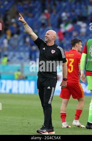 ROMA, ITALIA - GIUGNO 20: Rob Page Head Coach of Wales saluta i tifosi, durante il Campionato UEFA Euro 2020 Gruppo A match tra Italia e Galles allo Stadio Olimpico il 20 giugno 2021 a Roma, Italia. (Foto di MB Media/BPA) Foto Stock