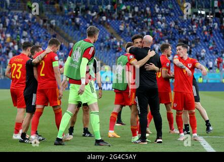 ROMA, ITALIA - GIUGNO 20: Rob Page Head Coach of Wales saluta i suoi giocatori, durante il Campionato UEFA Euro 2020 Gruppo A match tra Italia e Galles allo Stadio Olimpico il 20 giugno 2021 a Roma, Italia. (Foto di MB Media/BPA) Foto Stock