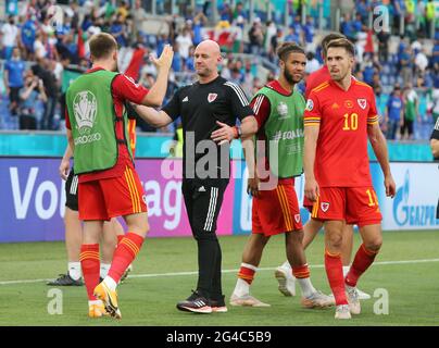 ROMA, ITALIA - GIUGNO 20: Rob Page Head Coach of Wales saluta i suoi giocatori, durante il Campionato UEFA Euro 2020 Gruppo A match tra Italia e Galles allo Stadio Olimpico il 20 giugno 2021 a Roma, Italia. (Foto di MB Media/BPA) Foto Stock