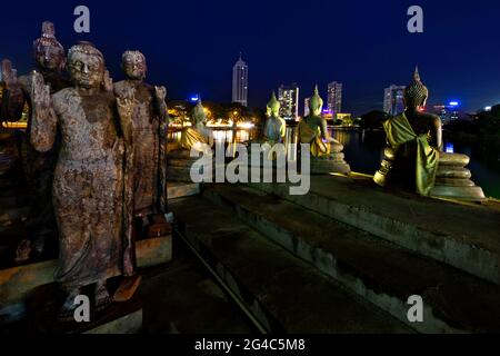 Statue di Buddha nel tempio di Seema Malaka e skyline di Colombo, Sri Lanka Foto Stock