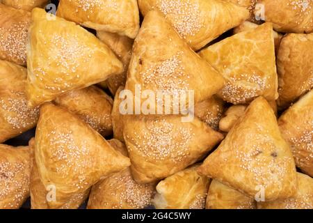 Samosa al forno cosparsa di semi di sesamo, vista dall'alto Foto Stock