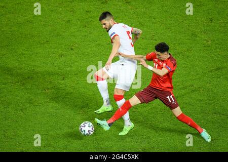 Vargas(11) della Svizzera combatte per la palla con OK(5) della Turchia durante il Campionato UEFA Euro 2020 Gruppo A partita tra la Svizzera e la Turchia a Baku Olimpiya Stadionu il 20 giugno 2021 a Baku, Azerbaigian. Foto Stock