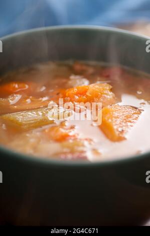 Un colpo verticale di jigg's cena, carne di maiale bollita marittima e zuppa di verdure Foto Stock