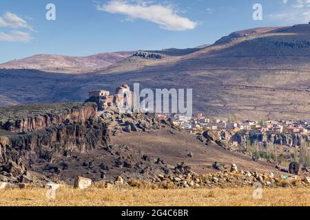 Monastero bizantino conosciuto come monastero di Yuksek a Guzelyurt, Cappadocia, Turchia Foto Stock