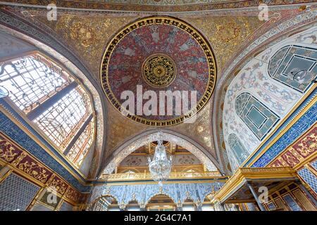 Cupola della Sala Imperiale nella sezione Harem del Palazzo Topkapi, a Istanbul, Turchia Foto Stock
