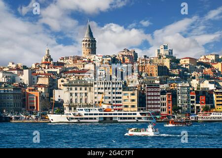 Skyline di Istanbul con la Torre Galata dal Corno d'Oro, Istanbul, Turchia Foto Stock