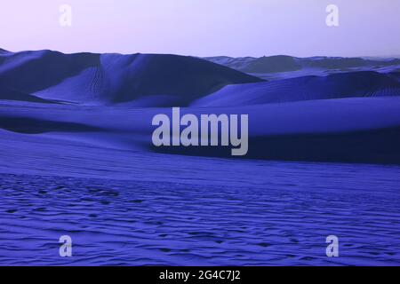 Pop art surreale stile deserto di colore blu reale con fantastiche increspature di sabbia e dune di sabbia Foto Stock