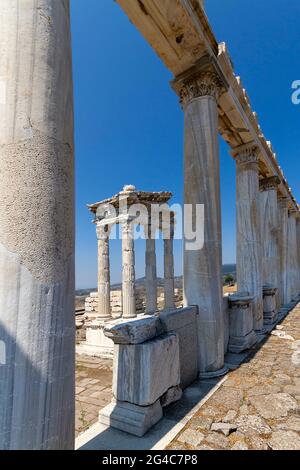 Colonne del Tempio Romano di Traiano nelle rovine dell'antica città di Pergamo conosciuta anche come Pergamo, Turchia. Foto Stock