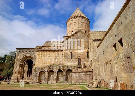 Vista laterale della Chiesa di San Paolo e Pietro (Surb Pogos Petros) nel complesso del Monastero di Tatev, Provincia di Syunik, Armenia Foto Stock