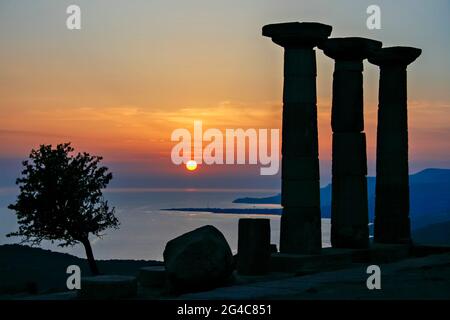 Rovine del Tempio di Atena presso l'antica città di Assos sul Mar Egeo, a Behramkale, Canakkale, Turchia Foto Stock