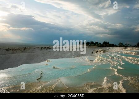 Travertino naturale piscine e terrazze in Pamukkale, Turchia. Foto Stock