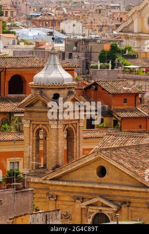 Vista dettagliata sui tetti di Roma con basiliche cattoliche e monumenti, Italia Foto Stock