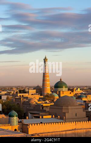 Skyline dell'antica città di Khiva al tramonto, Uzbekistan. Foto Stock