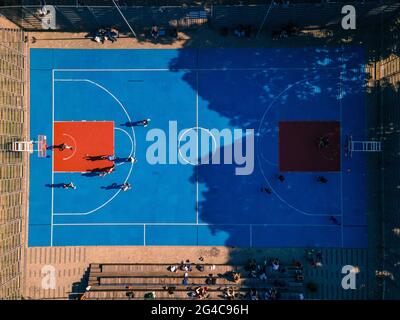 vista dall'alto del sito di pallacanestro di strada che gioca all'esterno Foto Stock