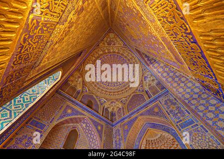 Tilya Kori Moschea e Madrasah situato in Piazza Registan, a Samarkand, Uzbekistan. Foto Stock