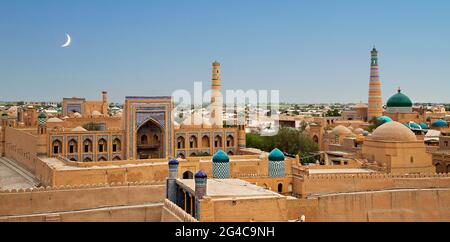 Skyline dell'antica città di Khiva, Uzbekistan. Foto Stock