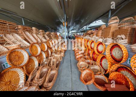 Esposizione di cestini nel Bazaar di Chorsu, Tashkent, Uzbekistan Foto Stock