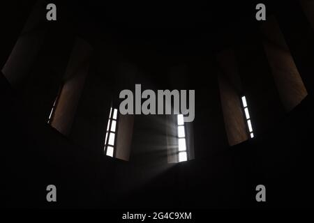 Interno della chiesa astratto, rotondo e scuro, con finestre luminose, sfondo religioso Foto Stock