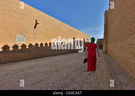 Strada stretta nel centro storico di Khiva, Uzbekistan Foto Stock