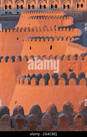 Mura della città antica di Khiva, al tramonto, Khiva, Uzbekistan Foto Stock