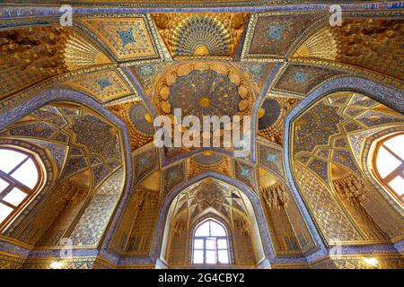 Soffitto e caratteristiche architettoniche del Mausoleo Aksaray a Samarcanda, Uzbekistan Foto Stock