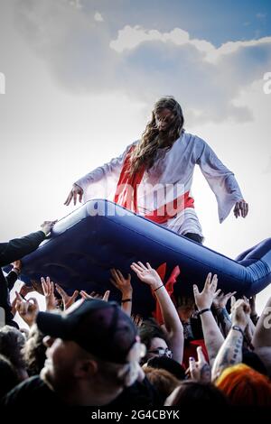 Donington Park, Leicestershire, Regno Unito. 20 Giugno 2021. Appassionati di musica che si divertiscono al Download Pilot Festival, Regno Unito. L'evento pilota è un festival di campeggio con 10,000 posti e fa parte della seconda fase del programma governativo di ricerca sugli eventi. Il primo festival del fine settimana completo con i campeggiatori nel Regno Unito dal blocco di marzo 2020. Tutti i presenti in loco avranno effettuato un test del flusso laterale prima dell'ingresso, hanno ricevuto un risultato negativo e avranno anche effettuato un test PCR. A tutti è permesso cantare, ballare e persino abbracciare senza una maschera o un allontanamento sociale. Credit: Andy Gallagher/Alamy Live News Foto Stock