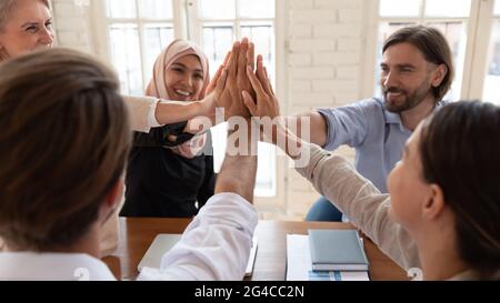 Il team dei dipendenti è felice e diversificato e ha dato cinque primi passi Foto Stock