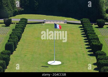 La bandiera francese che sorvola con orgoglio la prima guerra mondiale Fleury-devant-Douaumont Necropoli Nazionale a Douaumont-Vaux (Mosa), Francia Foto Stock