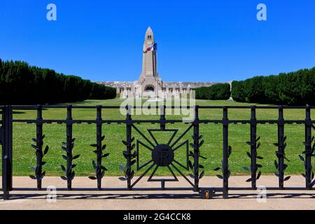 La bandiera francese che sorvola con orgoglio la necropoli nazionale Douaumont Ossuary & Fleury-devant-Douaumont della prima guerra mondiale a Douaumont-Vaux (Mosa), Francia Foto Stock