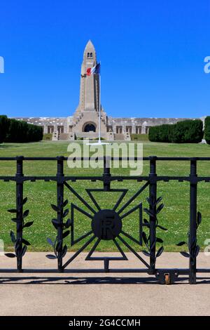 La bandiera francese che sorvola con orgoglio la necropoli nazionale Douaumont Ossuary & Fleury-devant-Douaumont della prima guerra mondiale a Douaumont-Vaux (Mosa), Francia Foto Stock