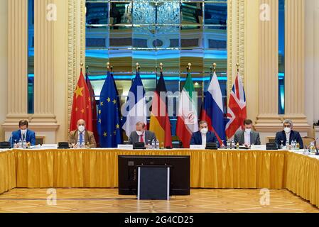 (210620) -- VIENNA, 20 giugno 2021 (Xinhua) -- Foto scattata il 20 giugno 2021 mostra una riunione della Commissione mista del piano d'azione globale comune (JCPOA) a Vienna, Austria. I colloqui per rilanciare l'accordo nucleare con l'Iran del 2015, formalmente noto come piano d'azione congiunto globale (JCPOA), sono "più vicini a un accordo", ha affermato un funzionario dell'Unione europea (UE) domenica dopo l'ultima riunione che ha concluso i sei cicli precedenti di negoziati. (Delegazione UE Vienna/Handout via Xinhua) Foto Stock