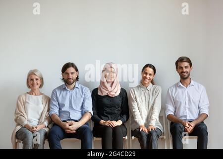 Sorridente persone di lavoro candidati posti in coda, in attesa di intervista Foto Stock