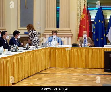 (210620) -- VIENNA, 20 giugno 2021 (Xinhua) -- Foto scattata il 20 giugno 2021 mostra una riunione della Commissione mista del piano d'azione globale comune (JCPOA) a Vienna, Austria. I colloqui per rilanciare l'accordo nucleare con l'Iran del 2015, formalmente noto come piano d'azione congiunto globale (JCPOA), sono "più vicini a un accordo", ha affermato un funzionario dell'Unione europea (UE) domenica dopo l'ultima riunione che ha concluso i sei cicli precedenti di negoziati. (Delegazione UE Vienna/Handout via Xinhua) Foto Stock