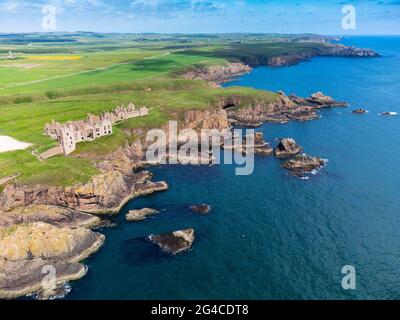 Vista aerea dal drone del castello di Slains sulle scogliere vicino a Cruden Bay ad Aberdeenshire, Scozia, Regno Unito Foto Stock