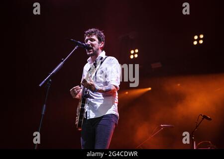 Donington Park, Leicestershire, Regno Unito. 20 giugno 2021. Frank Turner & The Sleeping Souls si esibiscono dal vivo sul palco del Download Pilot Festival, Regno Unito. L'evento pilota è un festival di campeggio con 10,000 posti e fa parte della seconda fase del programma governativo di ricerca sugli eventi. Il primo festival del fine settimana completo con i campeggiatori nel Regno Unito dal blocco di marzo 2020. Tutti i presenti in loco avranno effettuato un test del flusso laterale prima dell'ingresso, hanno ricevuto un risultato negativo e avranno anche effettuato un test PCR. A tutti è permesso cantare, ballare e persino abbracciare senza una maschera o un allontanamento sociale. Foto Stock