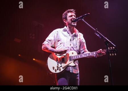 Donington Park, Leicestershire, Regno Unito. 20 giugno 2021. Frank Turner & The Sleeping Souls si esibiscono dal vivo sul palco del Download Pilot Festival, Regno Unito. L'evento pilota è un festival di campeggio con 10,000 posti e fa parte della seconda fase del programma governativo di ricerca sugli eventi. Il primo festival del fine settimana completo con i campeggiatori nel Regno Unito dal blocco di marzo 2020. Tutti i presenti in loco avranno effettuato un test del flusso laterale prima dell'ingresso, hanno ricevuto un risultato negativo e avranno anche effettuato un test PCR. A tutti è permesso cantare, ballare e persino abbracciare senza una maschera o un allontanamento sociale. Foto Stock