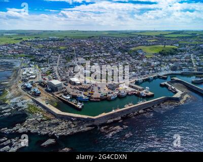 Vista aerea dal drone del porto e dai cantieri navali di Macduff sulla costa di Moray Firth ad Aberdeenshire, Scozia, Regno Unito Foto Stock