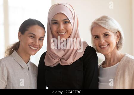 Ritratto di diversi colleghi con il leader del team musulmano asiatico Foto Stock