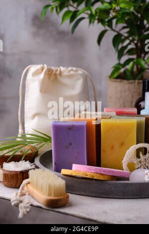 Accessori per la cura della pelle riutilizzabili. Concetto di stile di vita sostenibile senza sprechi Foto Stock