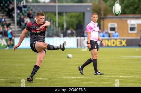 Londra, Regno Unito. 20 Giugno 2021. Owen Farrell di Saracens inizia la conversione durante il Greene King IPA Championship Play Off Final leg 2 match tra Saracens e Ealing Trailfinders allo StoneX Stadium di Londra, Inghilterra, il 20 giugno 2021. Foto di Phil Hutchinson. Solo per uso editoriale, è richiesta una licenza per uso commerciale. Nessun utilizzo nelle scommesse, nei giochi o nelle pubblicazioni di un singolo club/campionato/giocatore. Credit: UK Sports Pics Ltd/Alamy Live News Foto Stock